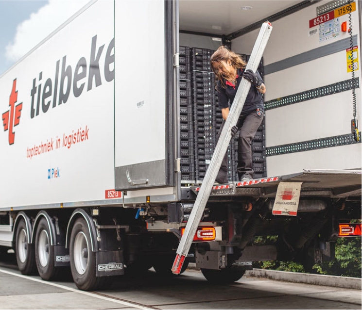 chauffeur bianca aan het lossen