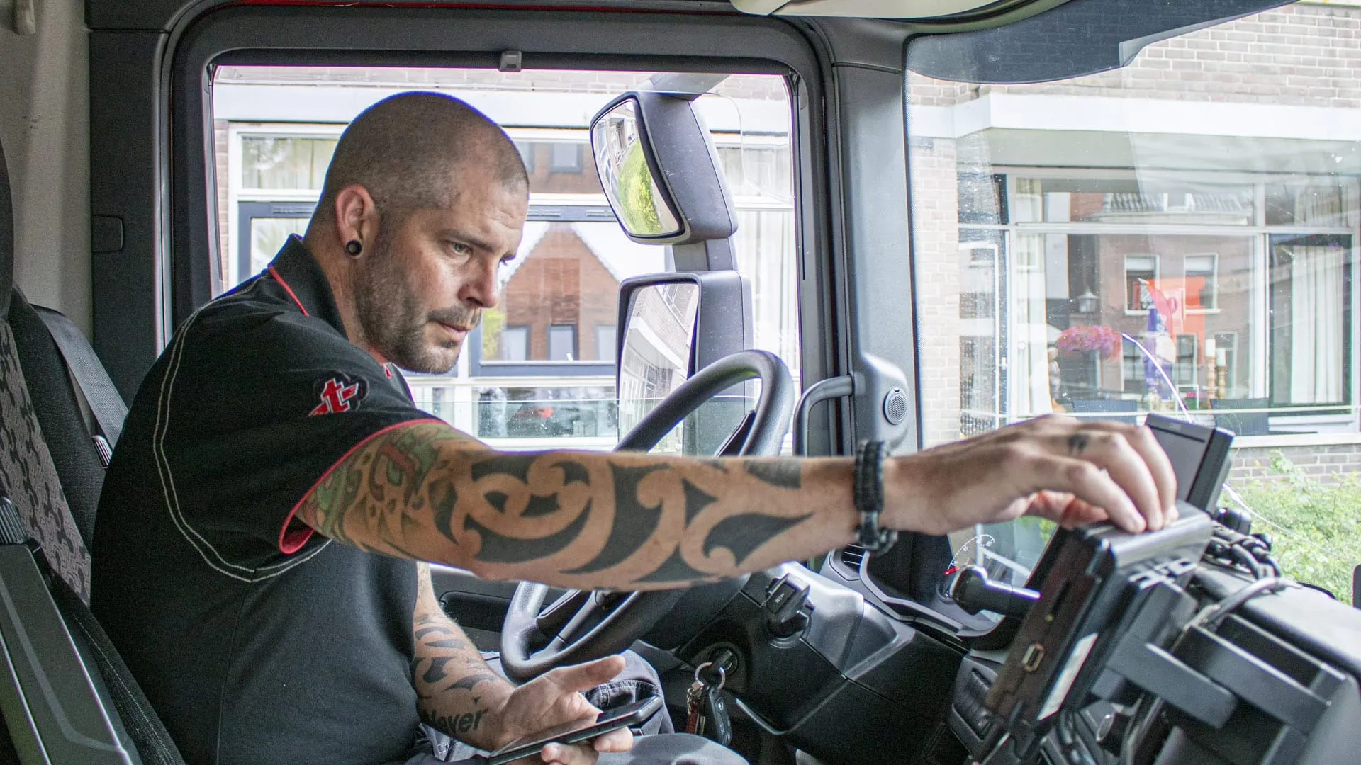 chauffeur toetst iets in op boardcomputer