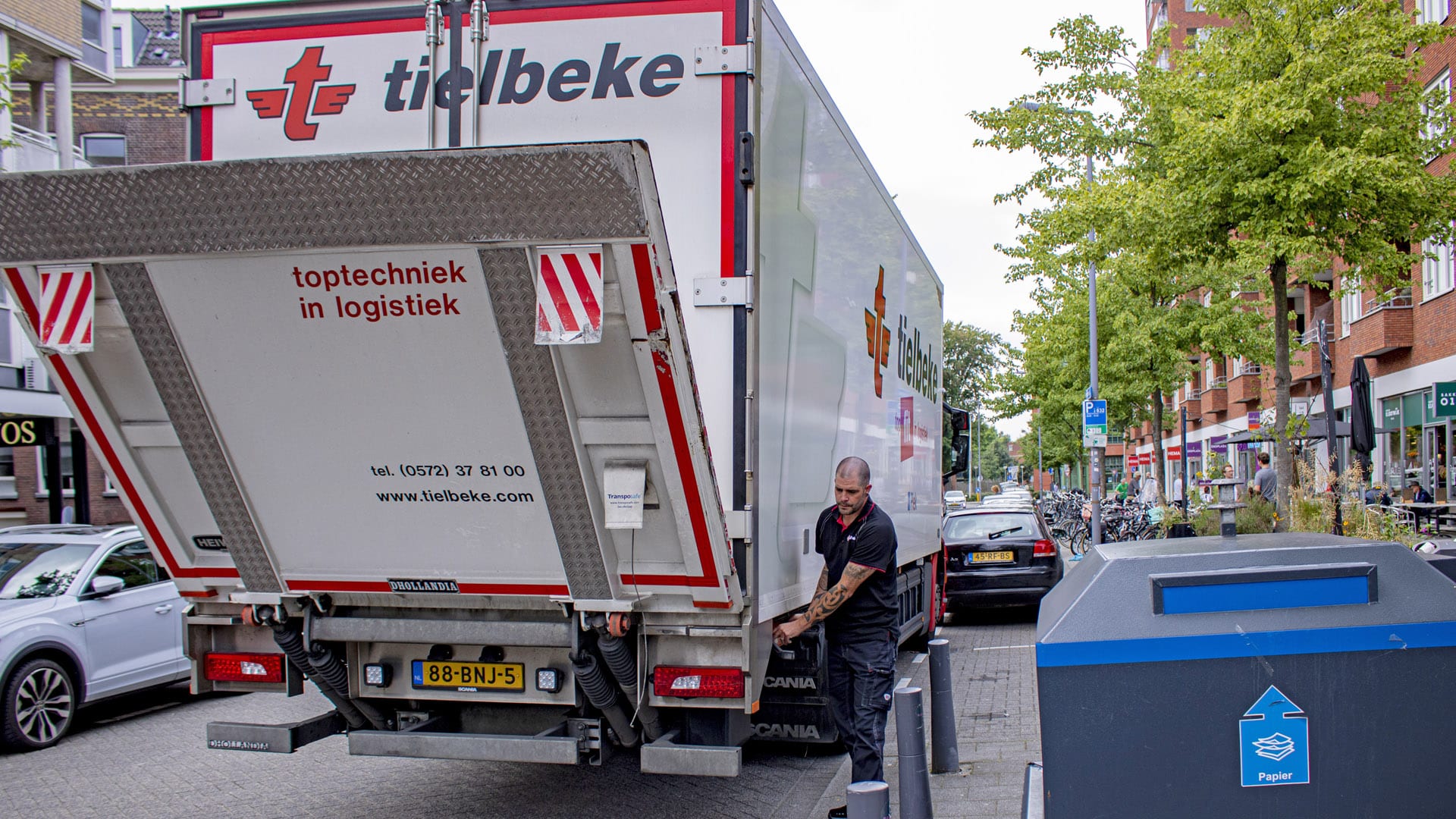 Chauffeur laat klep van zijn vrachtwagen zakken