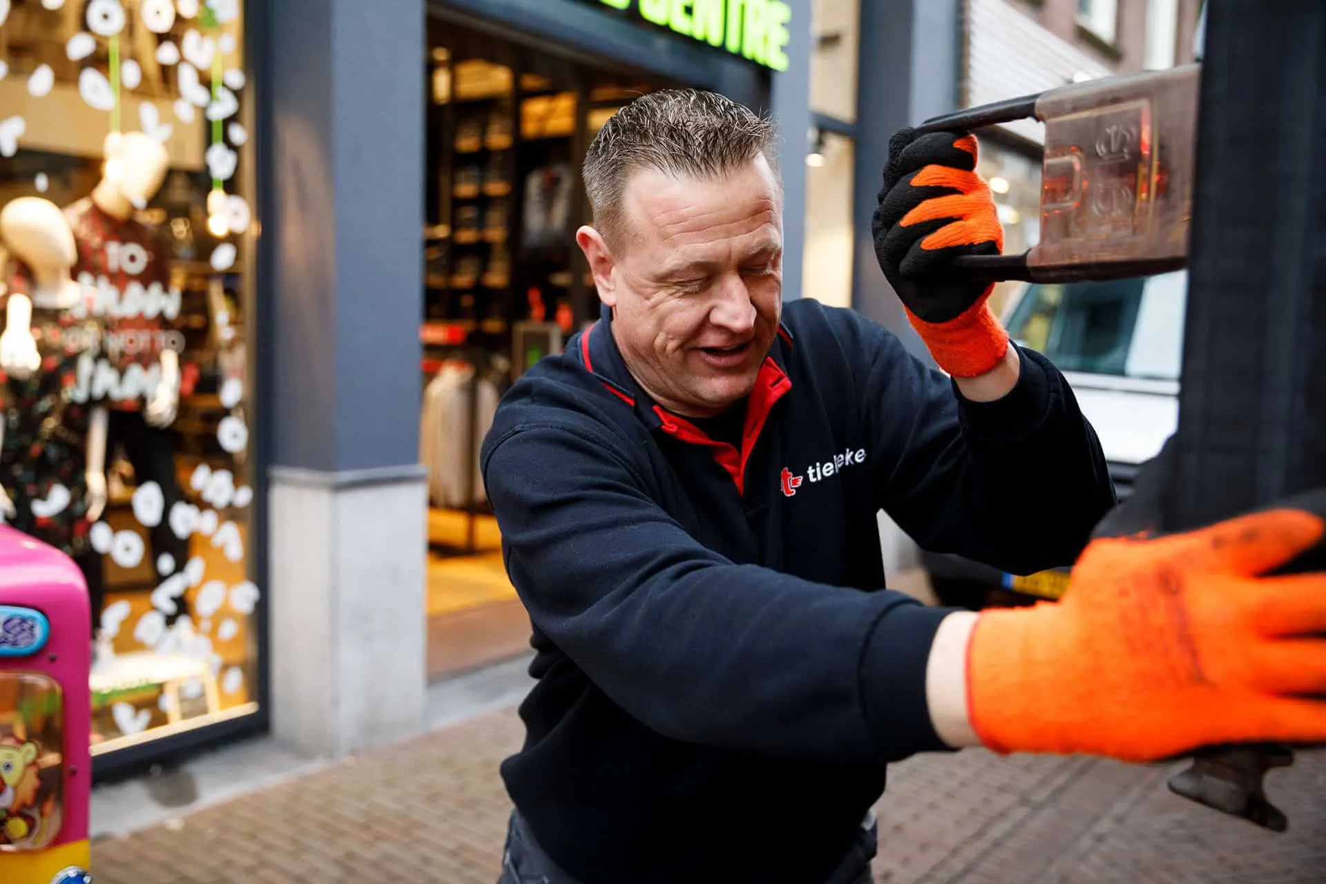Chauffeur doet klep van zijn vrachtwagen dicht