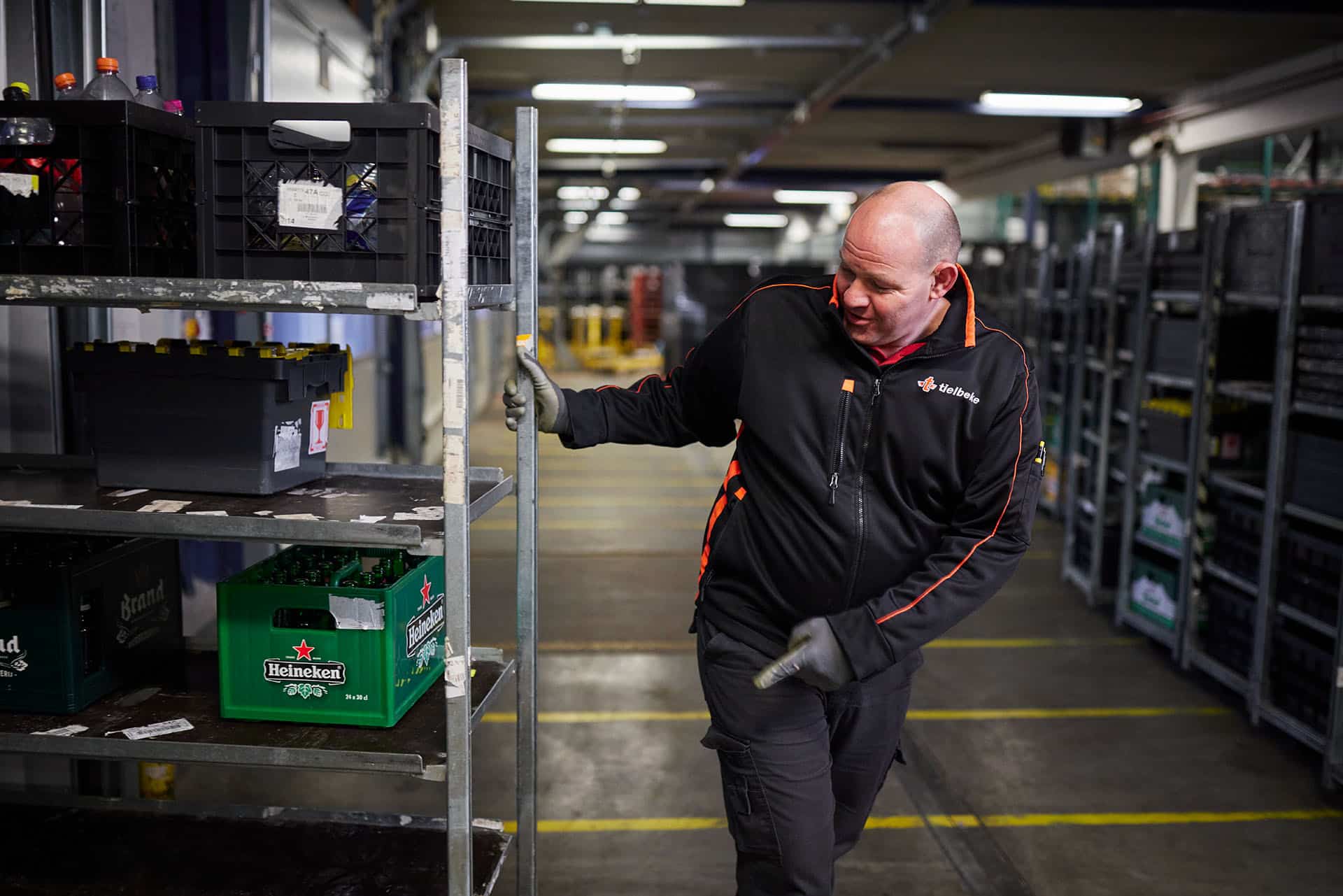 chauffeur verplaatst stelling met kratjes