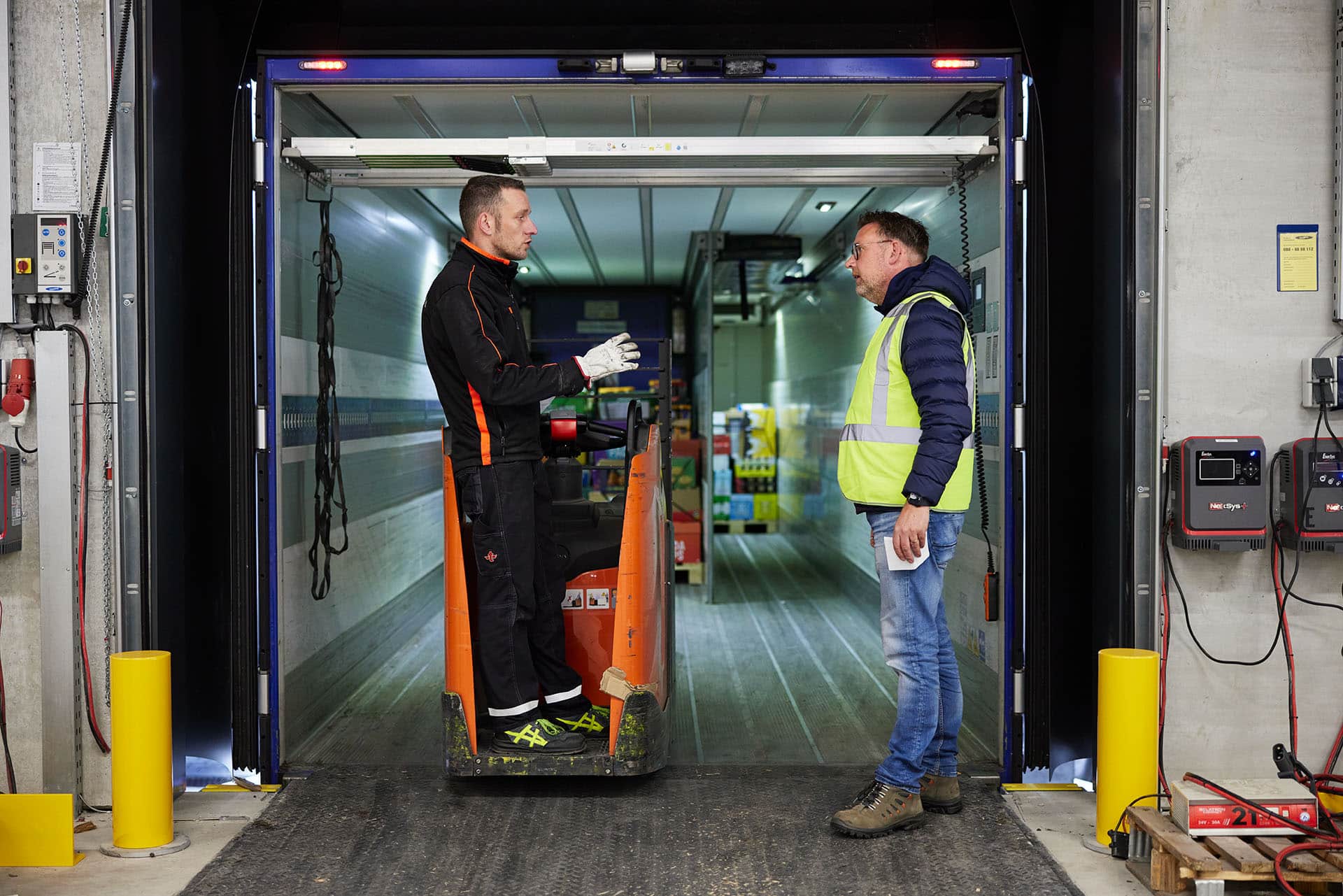 Chauffeur in gesprek met chauffeurs coördinator bij vrachtwagen