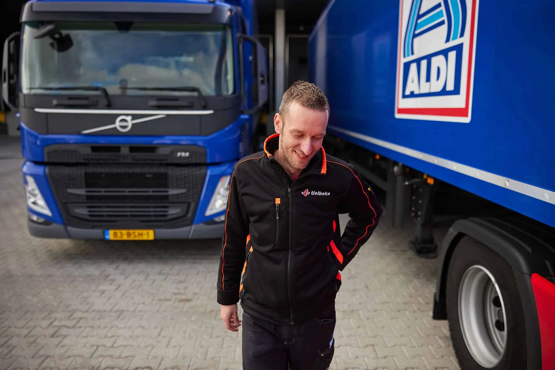 Chauffeur Paul bij 2 Aldi vrachtwagens