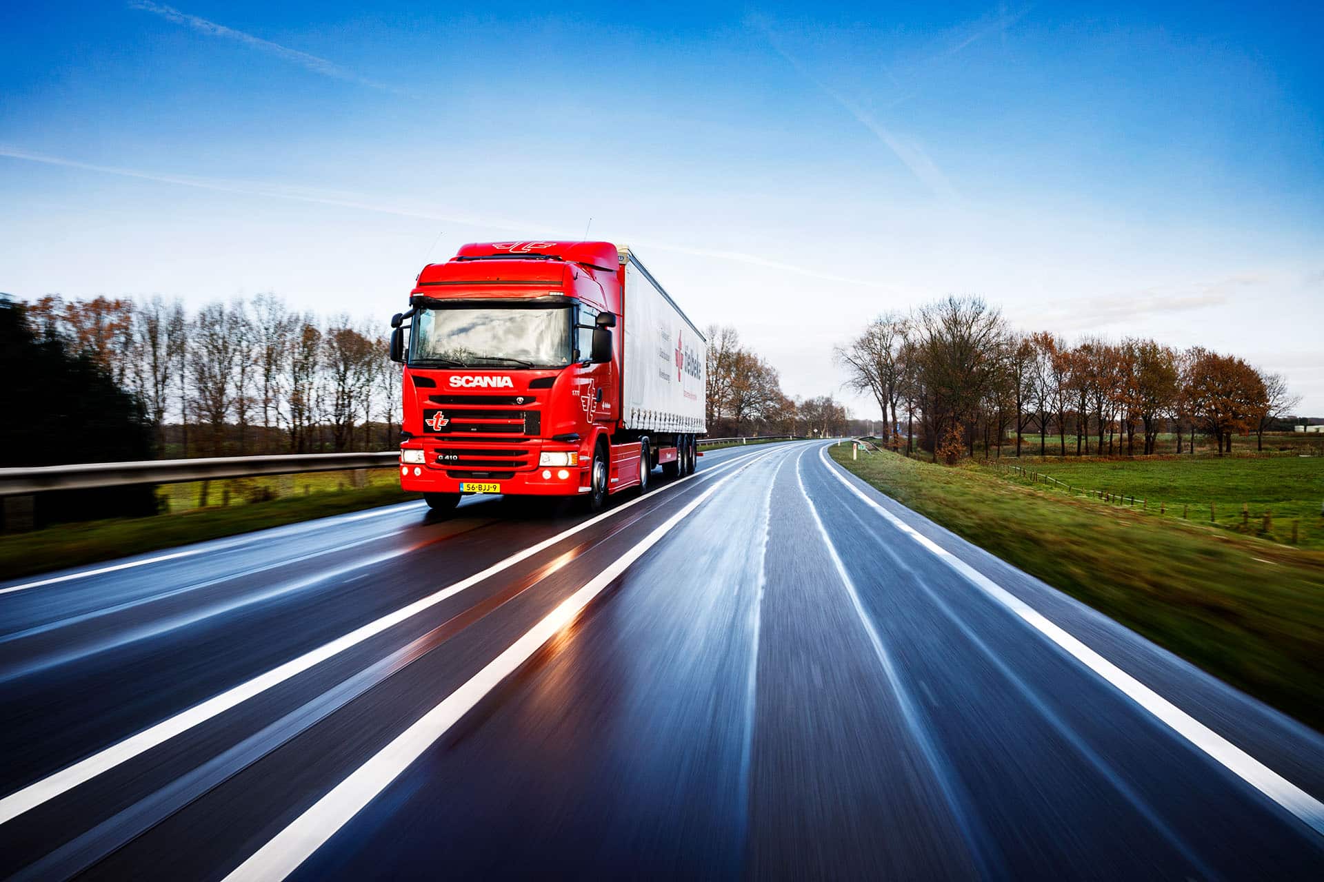 vrachtwagen op de snelweg