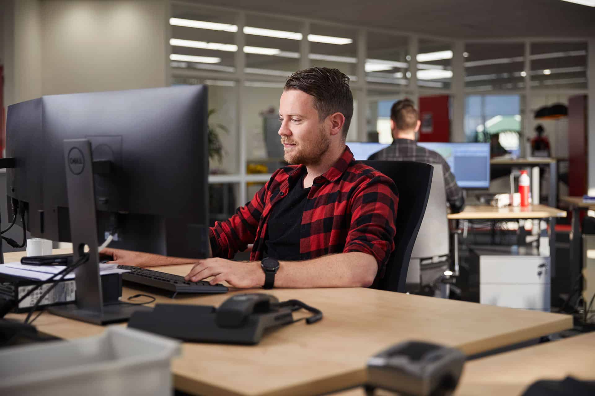 medewerker op kantoor aan het werk aan bureau