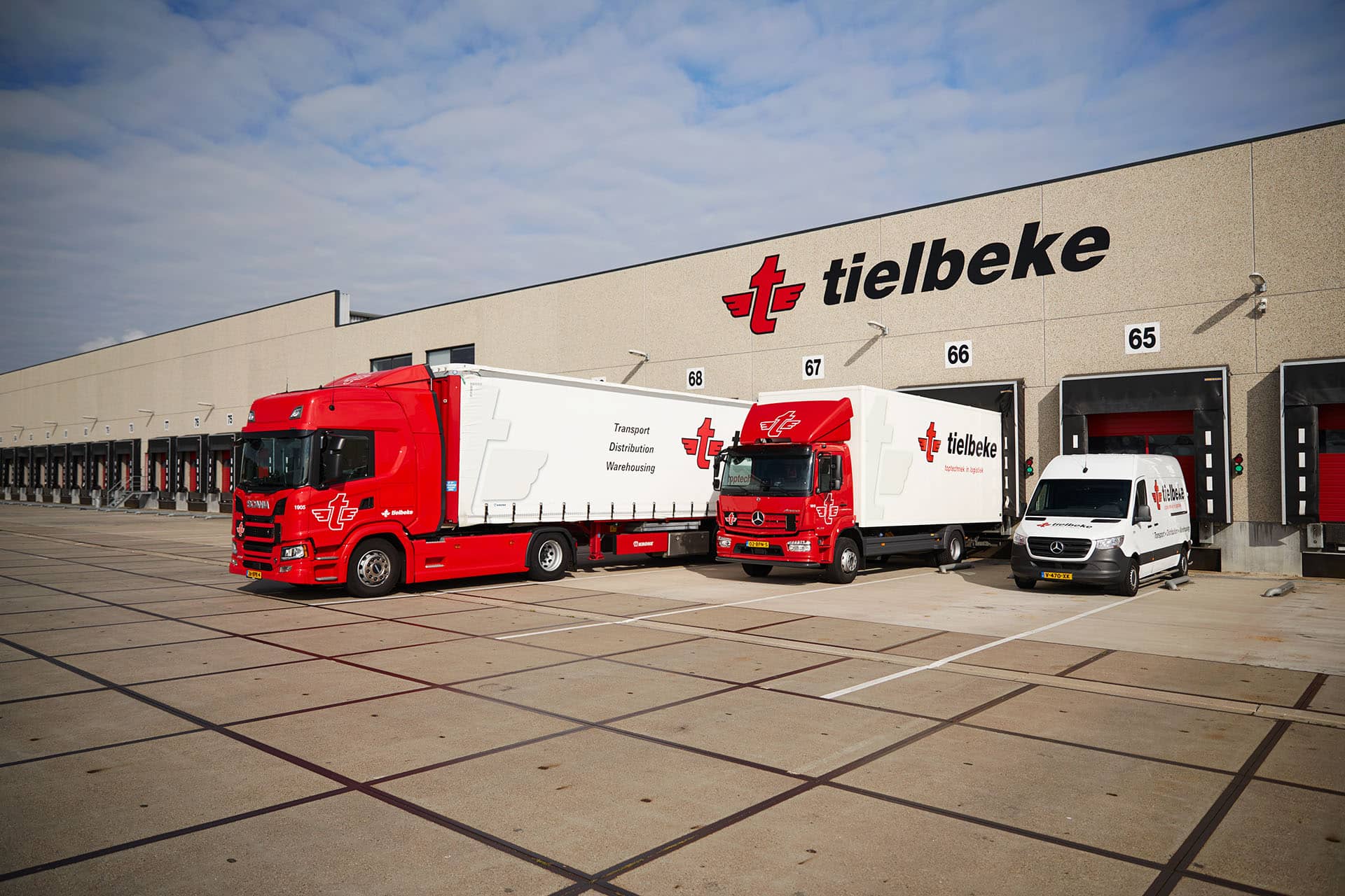 tielbeke bus bakwagen en trekker oplegger combinatie