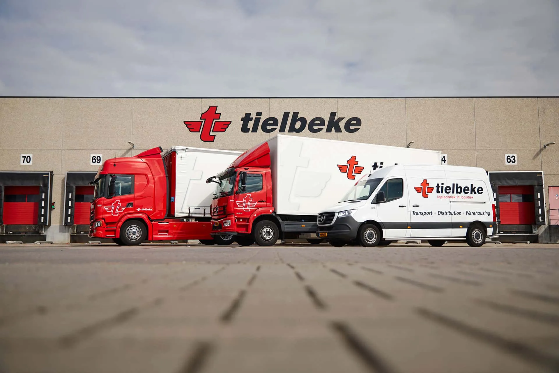 vrachtwagen bakwagen en bus op een rij op Tielbeke terrein