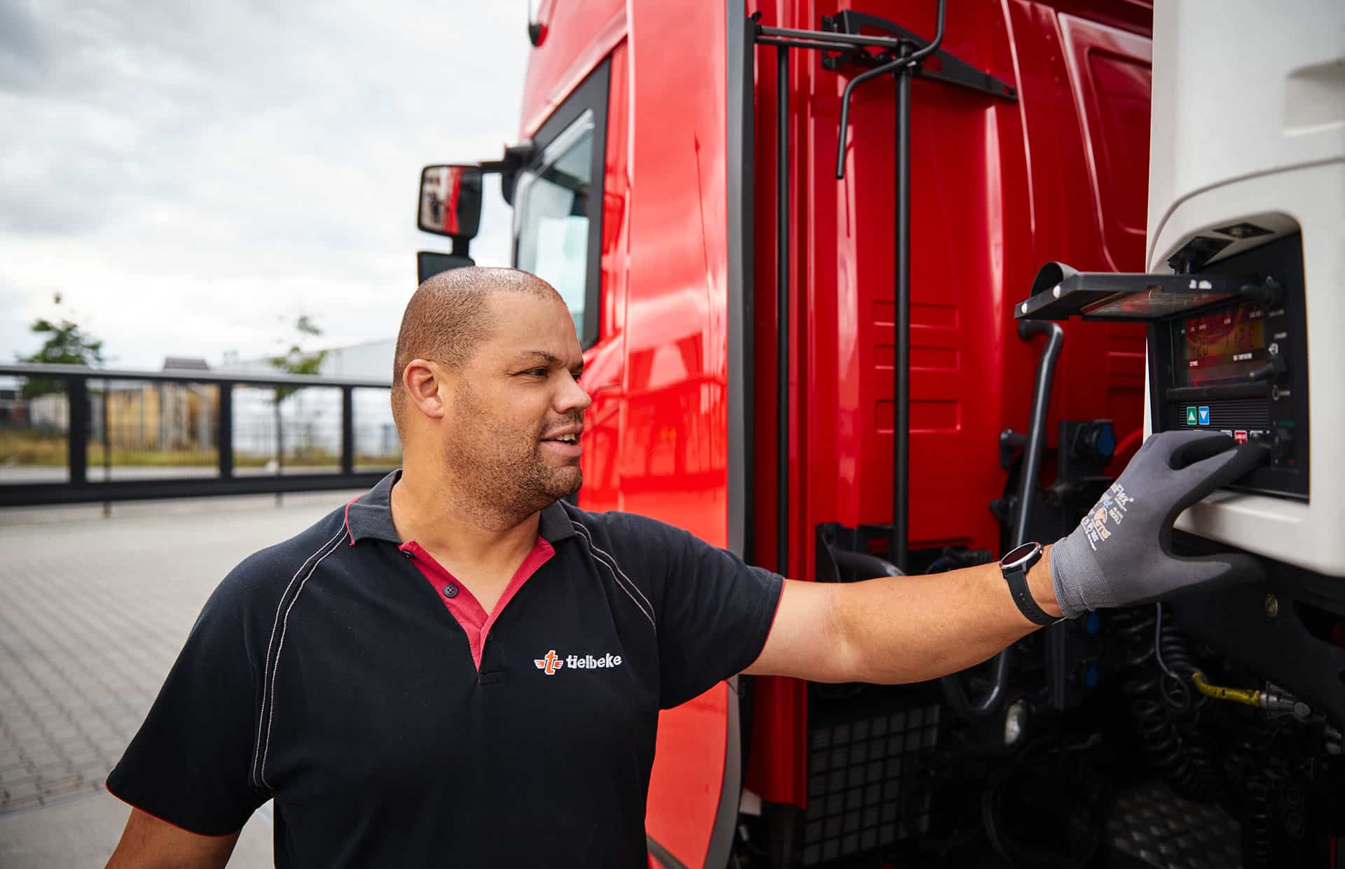 chauffeur bezig met zijn vrachtwagen