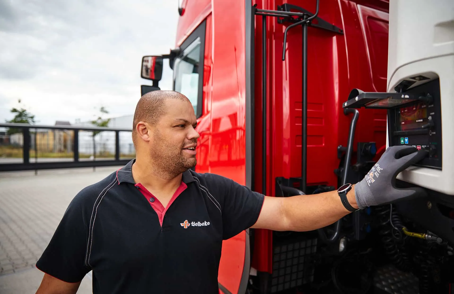 chauffeur bezig met zijn vrachtwagen