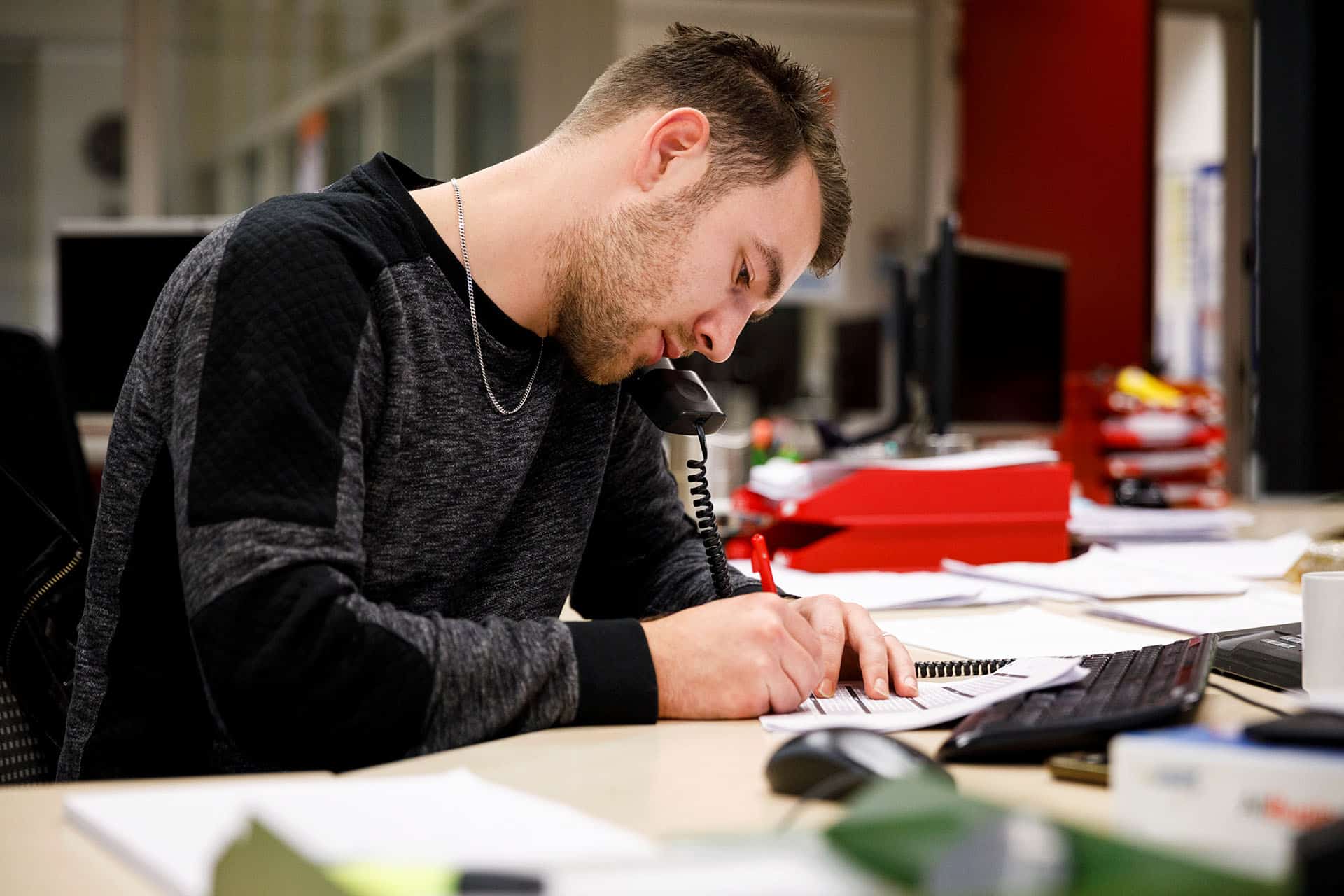 Medewerker op kantoor aan de telefoon
