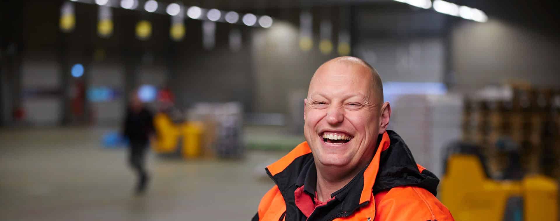 Lachende chauffeur Erik in de loods