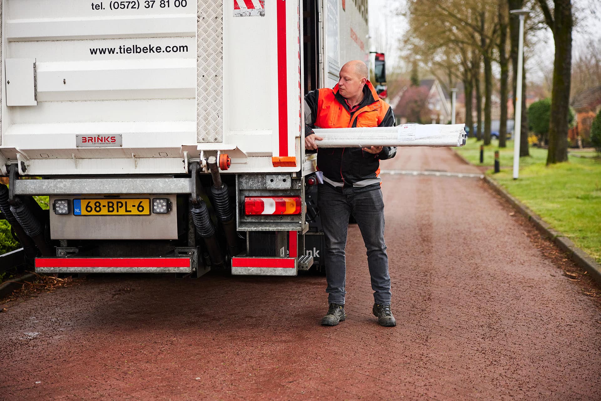 chauffeur aan het lossen