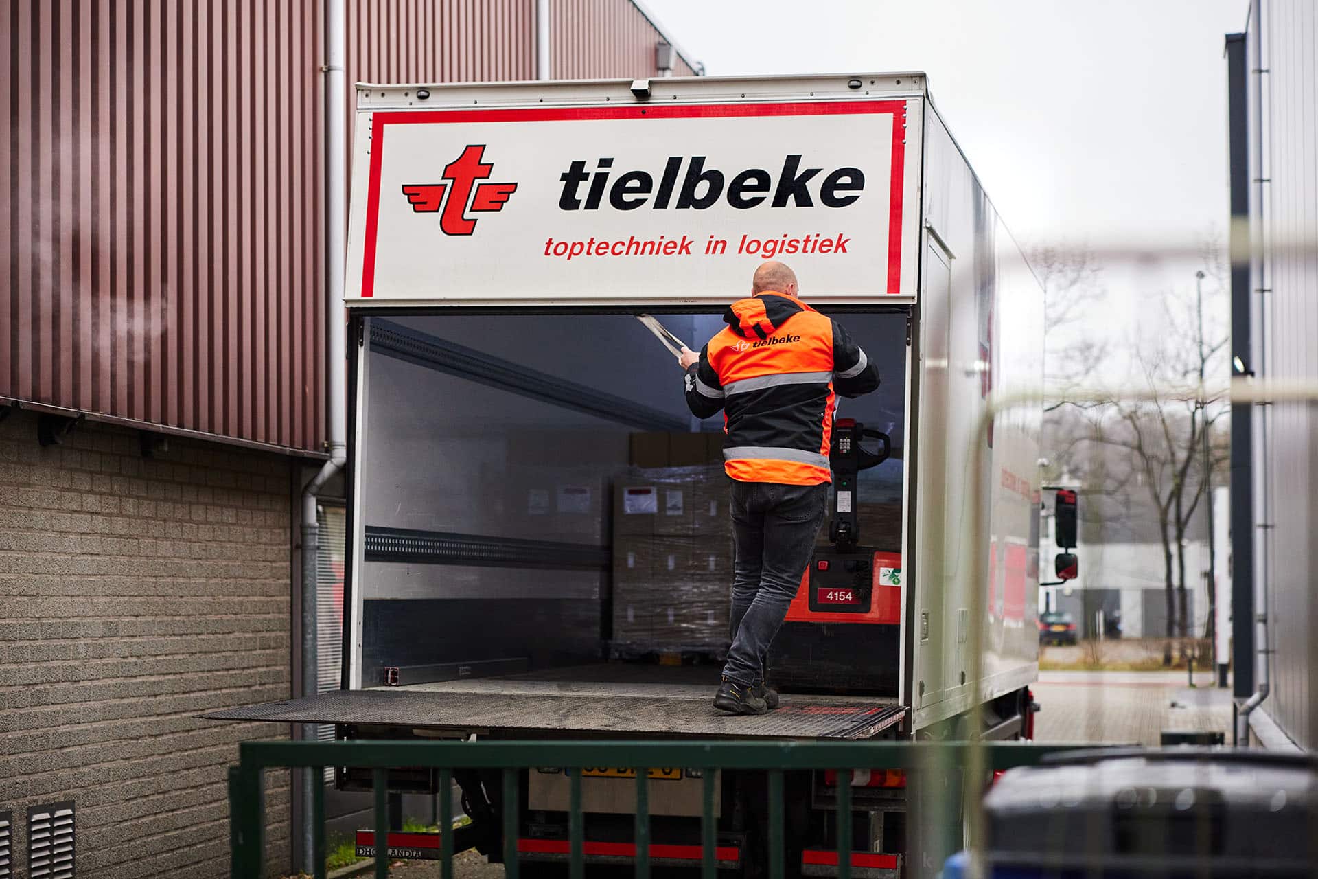 Chauffeur laadt zijn vrachtwagen