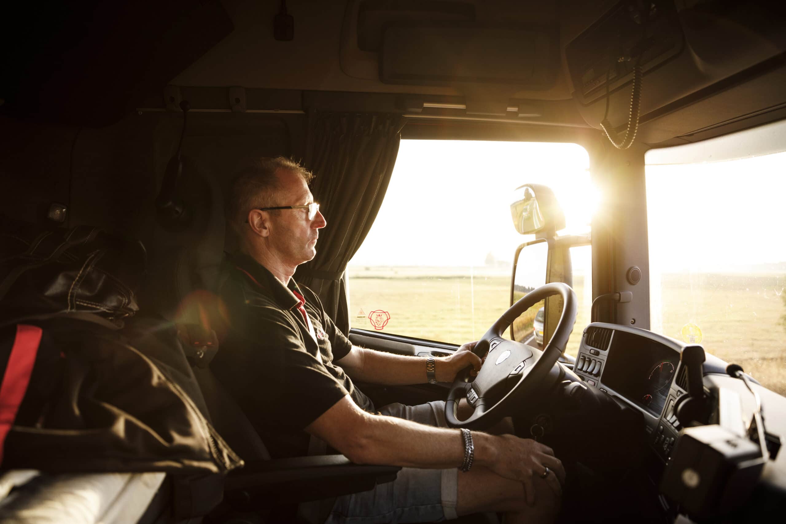 chauffeur Marcel achter het stuur