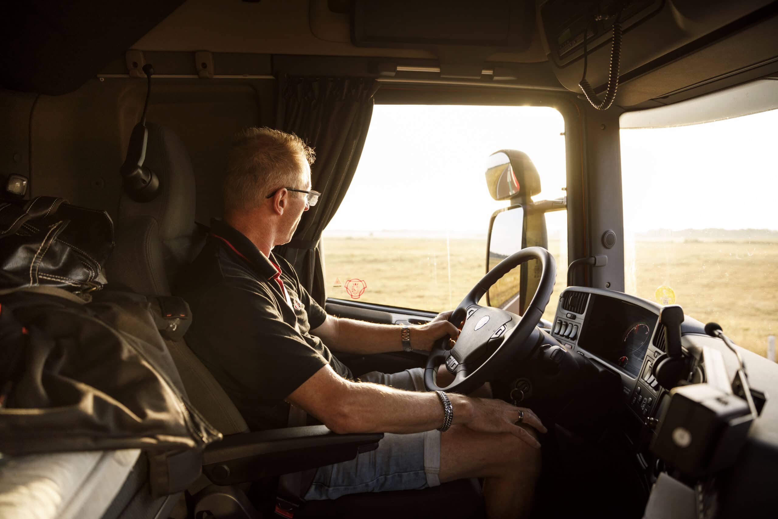 chauffeur Marcel achter het stuur