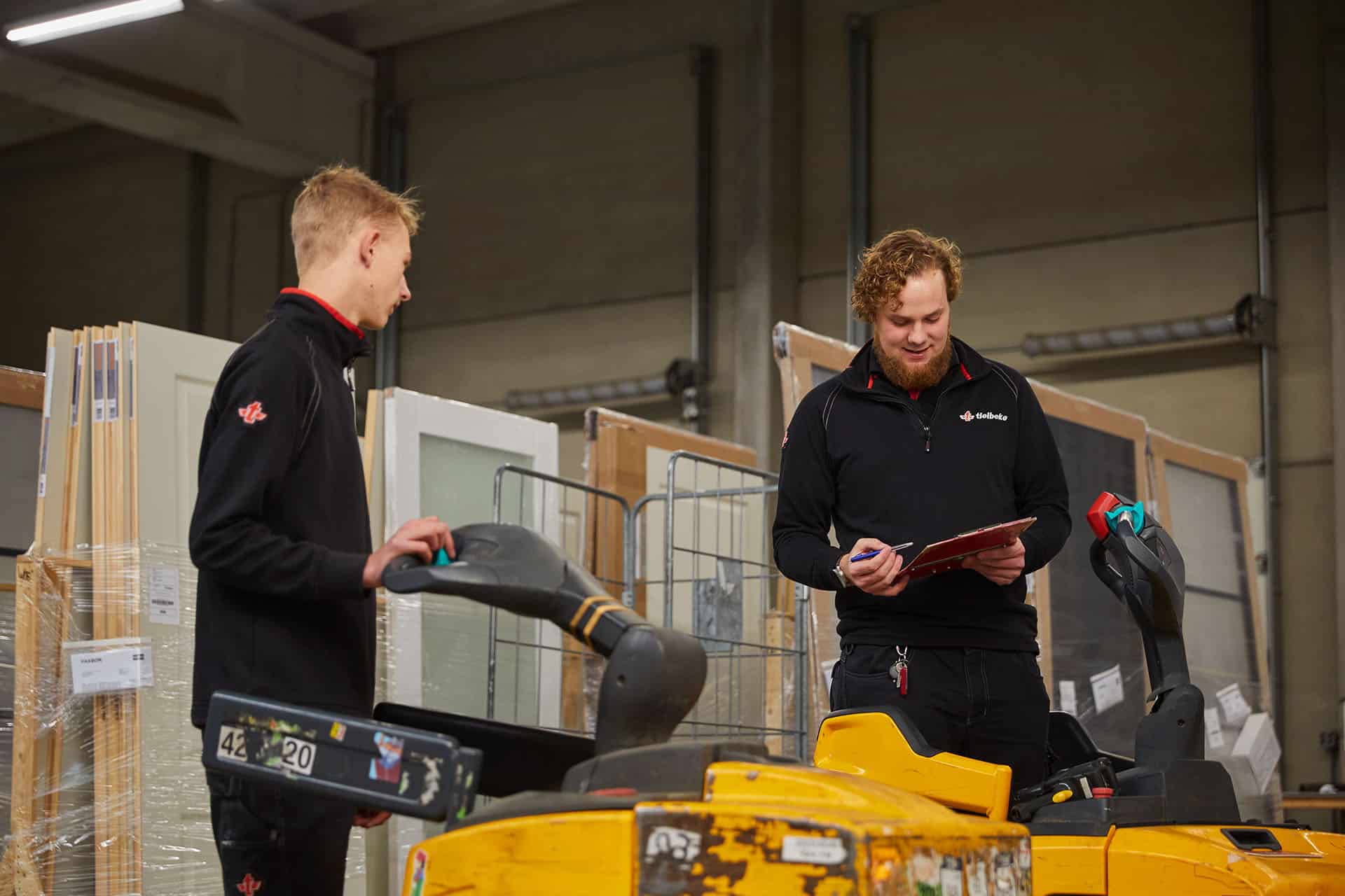 crossdock planner en loods medewerker aan het werk in de loods