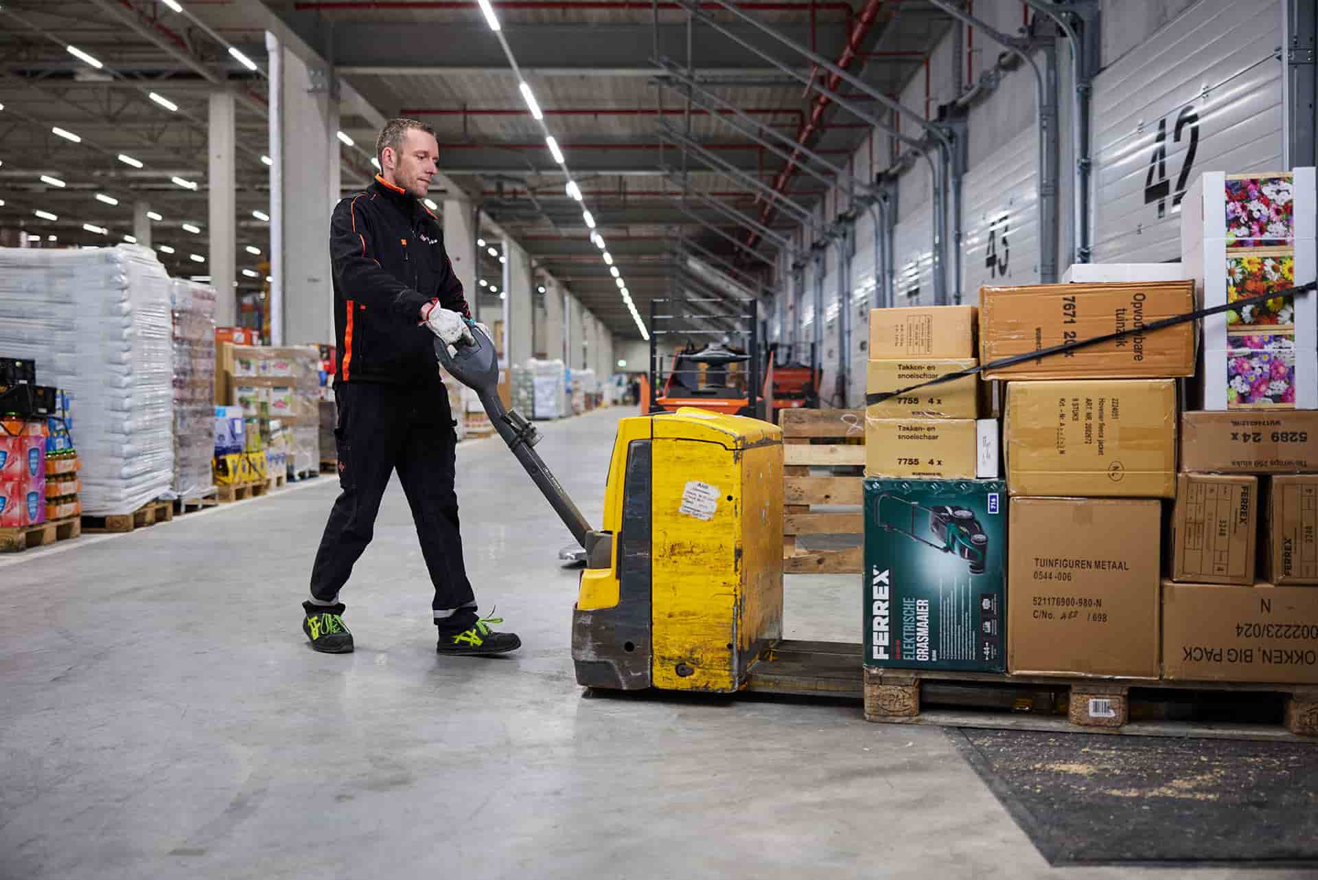 chauffeur aan het laden en lossen