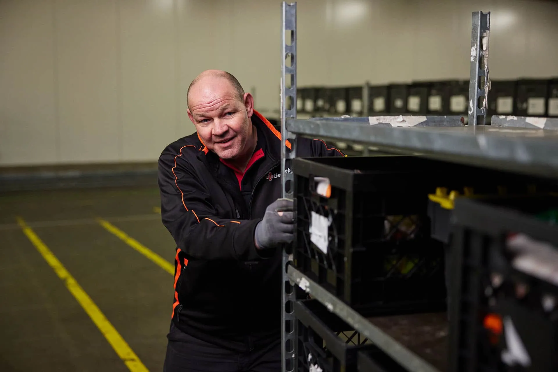 chauffeur bezig met verplaatsen stelling