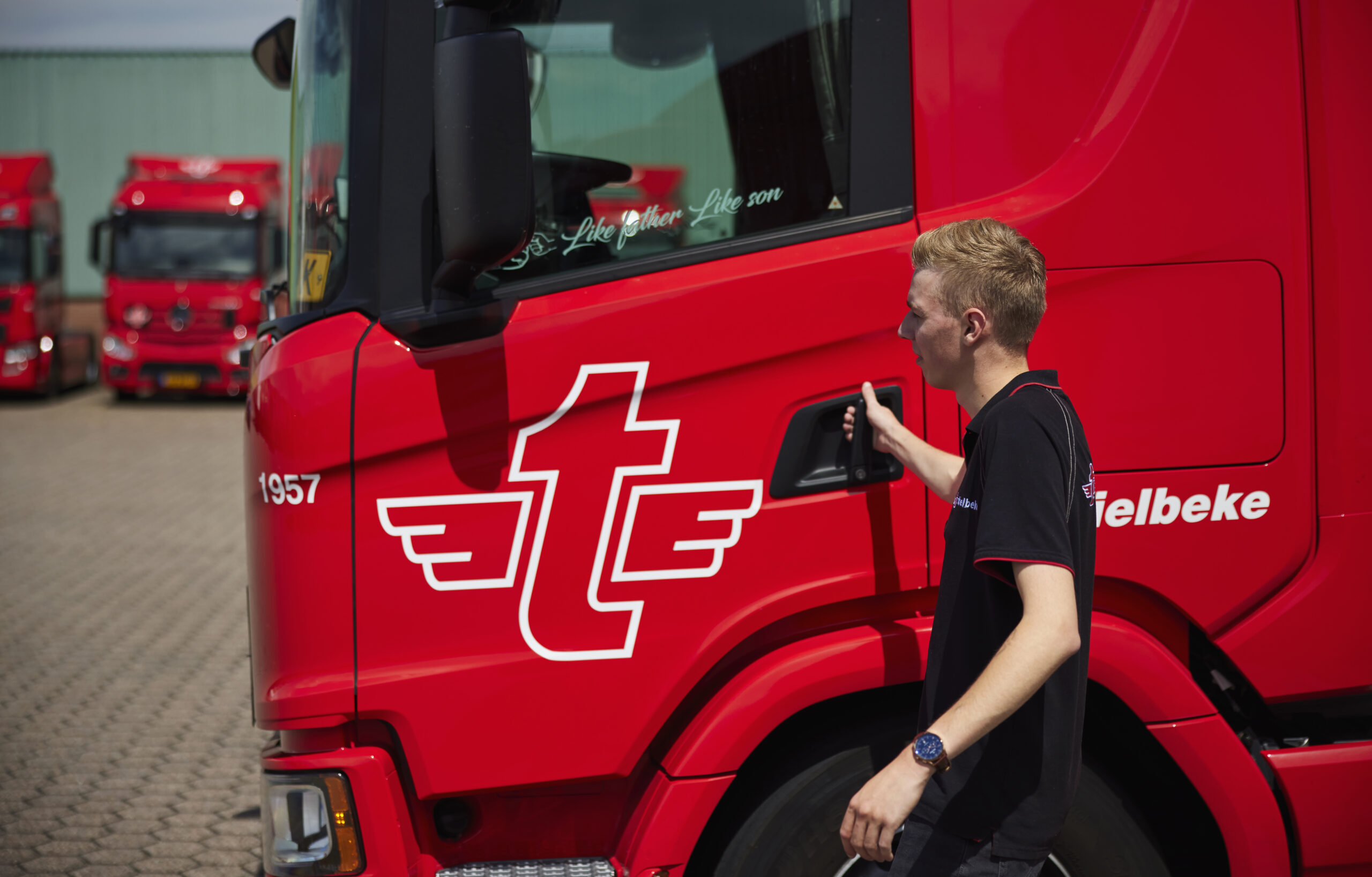 Chauffeur Daan bij zijn vrachtwagen