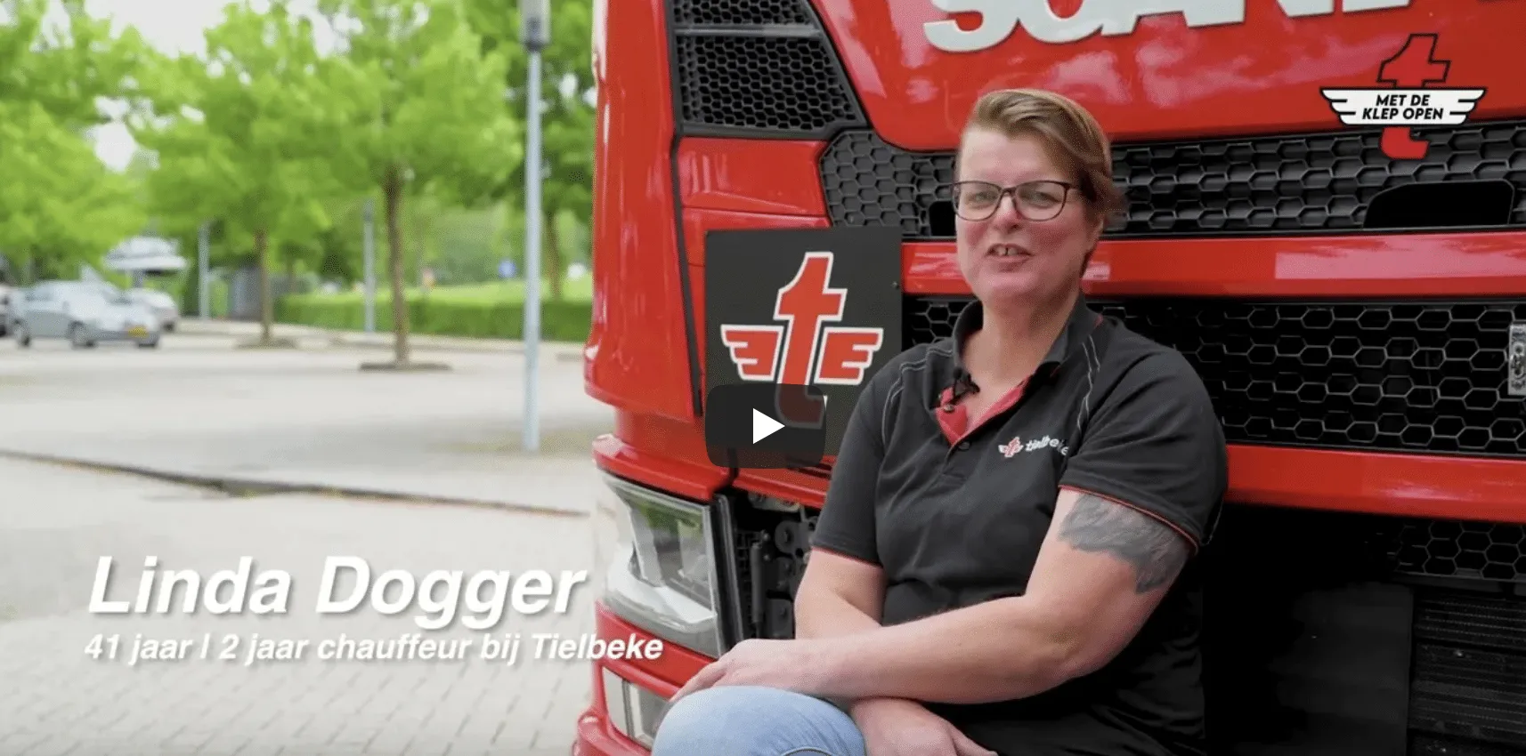 Chauffeur Linda Dogger zit voor haar vrachtwagen