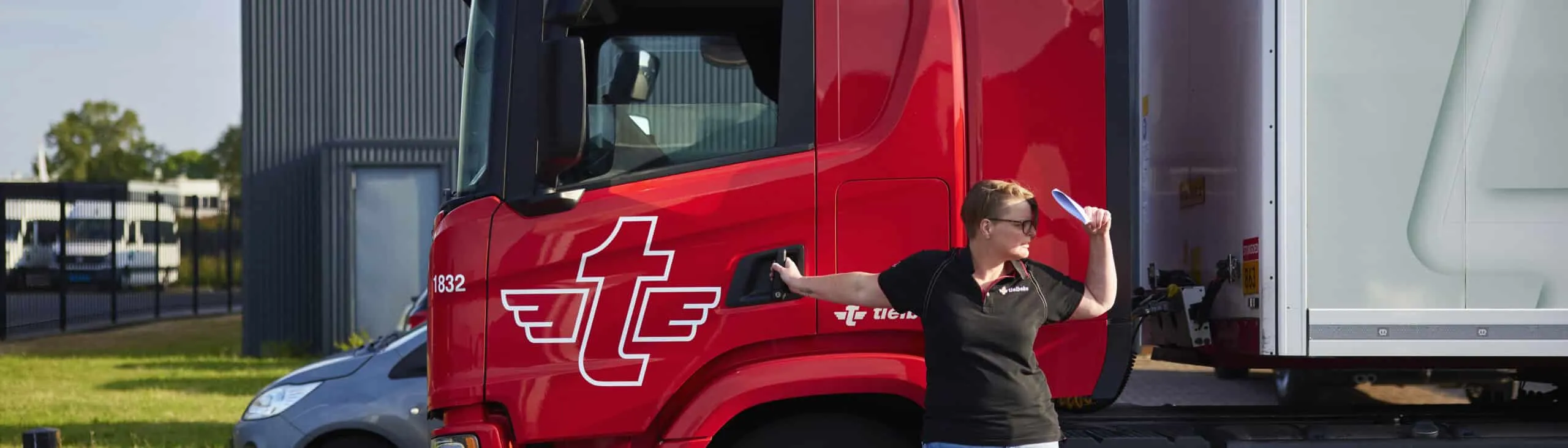 Chauffeur Linda Dogger staat voor de deur van haar vrachtwagen